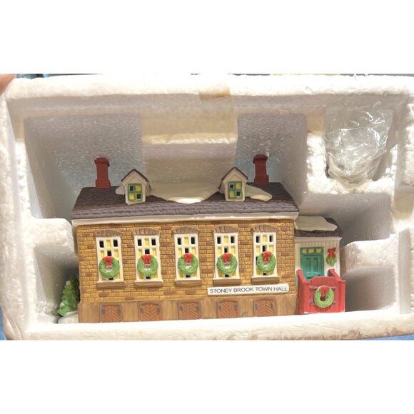 Dept 56 Christmas Village New England Series Stoney Brook Town Hall 1992 Holiday - Picture 2 of 10
